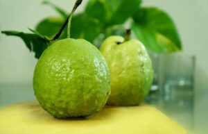 पेरु खाण्याचे फायदे - 7 Amazing Benefits Of Guava in Marathi