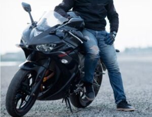 मोटारसायकल खरेदी करण्याचे ठरवत असतो.तेव्हा आपण सगळयात आधी बाईकचा मायलेज किती आहे?इंजिन पाँवर किती आहे इत्यादी आधी चेक करून सविस्तरपणे जाणुन घेत असतो. Top 10 Bikes Marathi Information