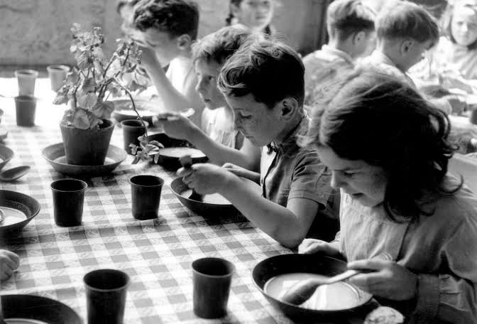 विद्यार्थी आवडत्या ब्रँड ची वाईन - French School children Drink Wine